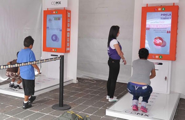 usuarios-del-metro-se-ejercitan-para-poder-obtener-un-boleto-gratis-en-la-ciudad-de-mxico-600x391